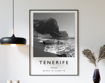 Pode incluir: Fotografia a preto e branco de uma praia rochosa com ondas a rebentar na costa. A imagem é enquadrada e inclui o texto "TENERIFE, ESPANHA, 28.2916° N, 16.6291° W".