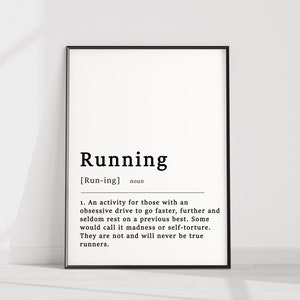 Może przedstawiać: Czarno-biały wydruk typograficzny ze słowem "Running" zdefiniowanym jako aktywność dla tych, którzy mają obsesję na punkcie szybszego, dalszego biegania i rzadko odpoczywają na poprzednim najlepszym wyniku.
