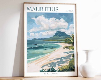 Op de afbeelding: Een ingelijste poster met een kleurrijke illustratie van een strandscène in Mauritius, Afrika. De poster toont een blauwe lucht met witte wolken, een groene berg, een zandstrand en turquoise water. De tekst "MAURITIUS" en "AFRICA" staat bovenaan de poster gedrukt. De tekst "The Travel Collection" staat onderaan de poster gedrukt.