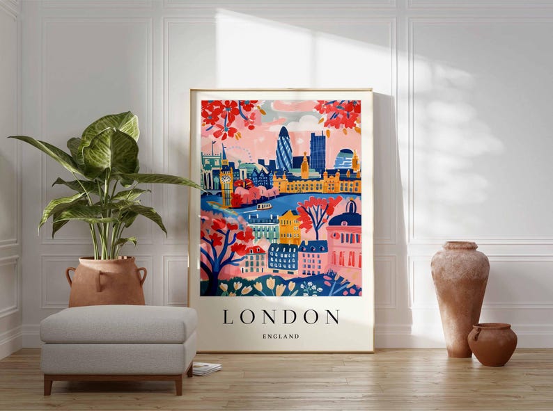 Peut inclure: Une illustration color&eacute;e de l'horizon de Londres avec le texte "LONDON ENGLAND" en bas. L'illustration repr&eacute;sente des b&acirc;timents, une rivi&egrave;re et des arbres dans des tons de rose, bleu, jaune et vert.
