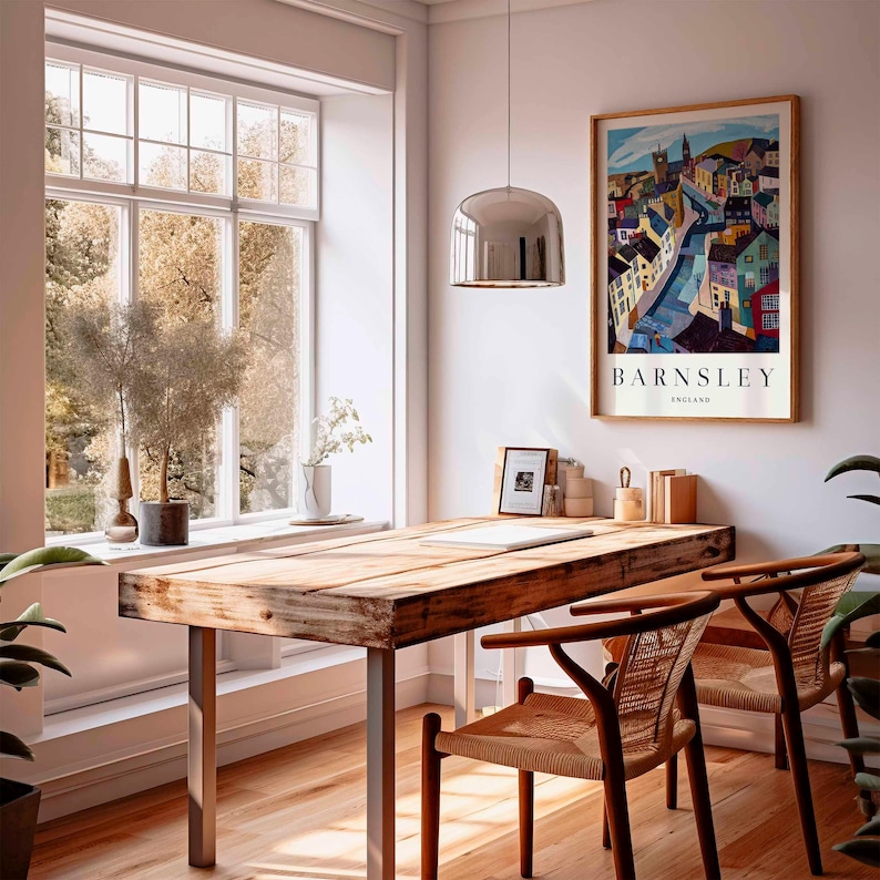Puede incluir: Una habitaci&oacute;n luminosa con un escritorio de madera y dos sillas. Un p&oacute;ster enmarcado de Barnsley, Inglaterra, cuelga de la pared. Una gran ventana ofrece vistas a los &aacute;rboles. Una l&aacute;mpara colgante plateada cuelga sobre el escritorio.