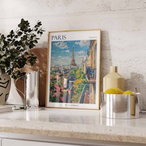Pode incluir: Uma impress&atilde;o emoldurada de um p&ocirc;ster de viagem vintage com vista para a Torre Eiffel em Paris, Fran&ccedil;a. O p&ocirc;ster &eacute; intitulado "Paris" e "Fran&ccedil;a" e inclui o texto "The Travel Collection".