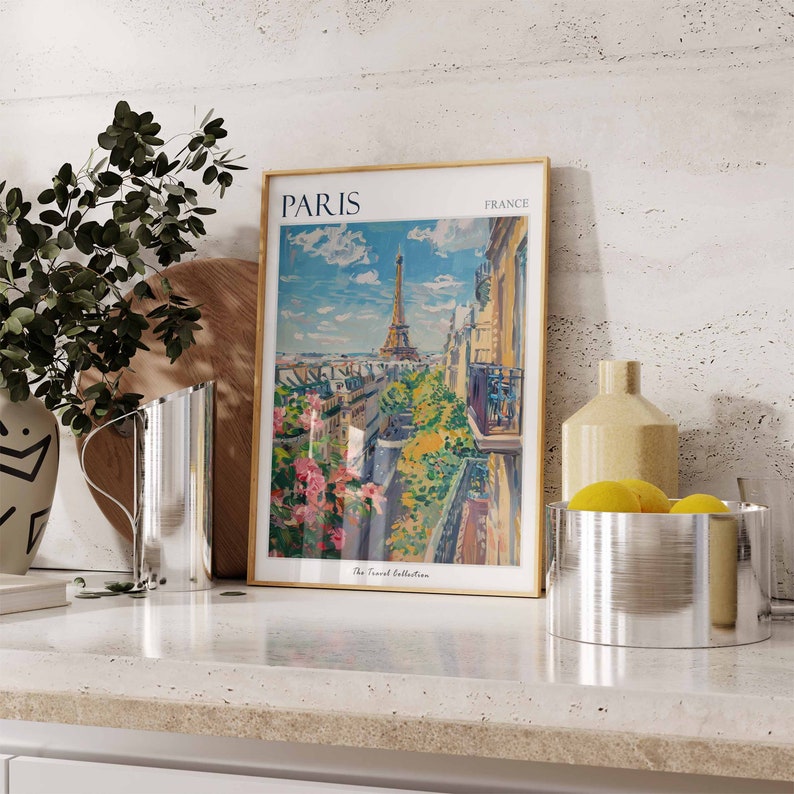 Pode incluir: Uma impress&atilde;o emoldurada de um p&ocirc;ster de viagem vintage com vista para a Torre Eiffel em Paris, Fran&ccedil;a. O p&ocirc;ster &eacute; intitulado "Paris" e "Fran&ccedil;a" e inclui o texto "The Travel Collection".