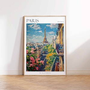 Pode incluir: Uma impress&atilde;o emoldurada de uma pintura colorida que retrata uma vista da Torre Eiffel em Paris, Fran&ccedil;a. A pintura mostra uma rua ladeada por edif&iacute;cios e &aacute;rvores, com a Torre Eiffel ao fundo. O texto "PARIS" e "FRANCE" est&aacute; impresso no topo da impress&atilde;o, e "The Travel Collection" est&aacute; impresso na parte inferior.
