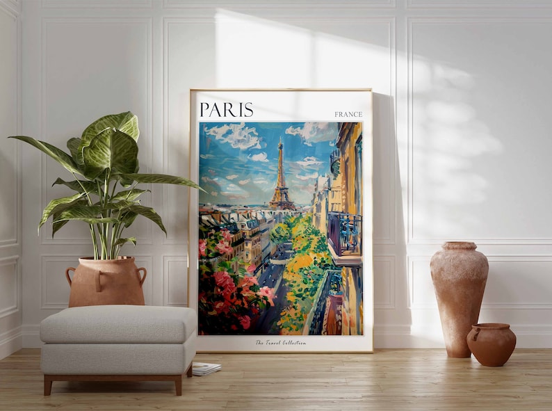 Pode incluir: Um cartaz de viagem vintage com uma ilustra&ccedil;&atilde;o colorida da Torre Eiffel em Paris, Fran&ccedil;a. O cartaz tem o texto "PARIS" e "FRANCE" no topo e "The Travel Collection" na parte inferior.