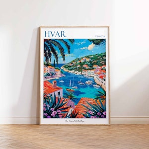 Puede incluir: Una ilustraci&oacute;n colorida de un pueblo costero en Croacia, con una bah&iacute;a azul, casas con techos rojos y palmeras. El texto "HVAR CROATIA" est&aacute; en la parte superior de la imagen, y "The Travel Collection" est&aacute; en la parte inferior.