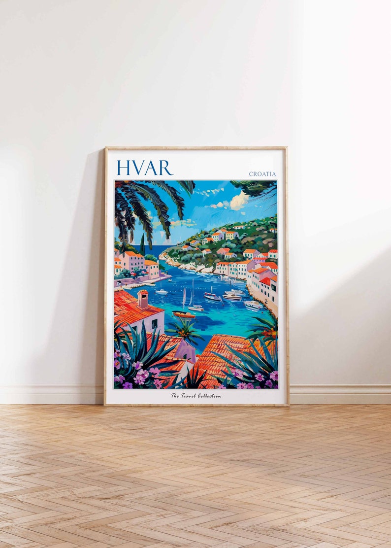 Puede incluir: Una ilustraci&oacute;n colorida de un pueblo costero en Croacia, con una bah&iacute;a azul, casas con techos rojos y palmeras. El texto "HVAR CROATIA" est&aacute; en la parte superior de la imagen, y "The Travel Collection" est&aacute; en la parte inferior.