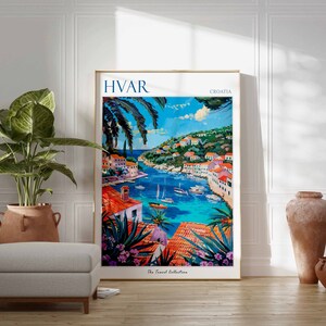 Puede incluir: Un cartel de viaje vintage colorido que presenta una vista panor&aacute;mica de Hvar, Croacia. El cartel representa un puerto pintoresco con barcos, rodeado de edificios coloridos y vegetaci&oacute;n exuberante. El texto "HVAR CROATIA" se muestra en la parte superior del cartel.