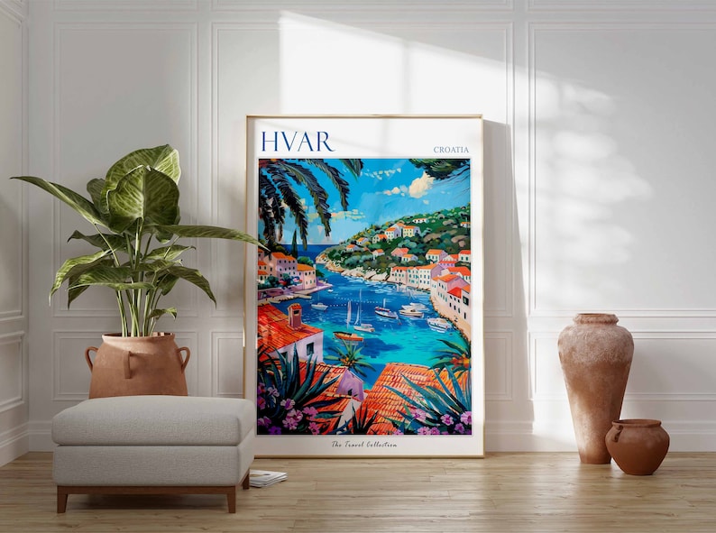 Puede incluir: Un cartel de viaje vintage colorido que presenta una vista panor&aacute;mica de Hvar, Croacia. El cartel representa un puerto pintoresco con barcos, rodeado de edificios coloridos y vegetaci&oacute;n exuberante. El texto "HVAR CROATIA" se muestra en la parte superior del cartel.