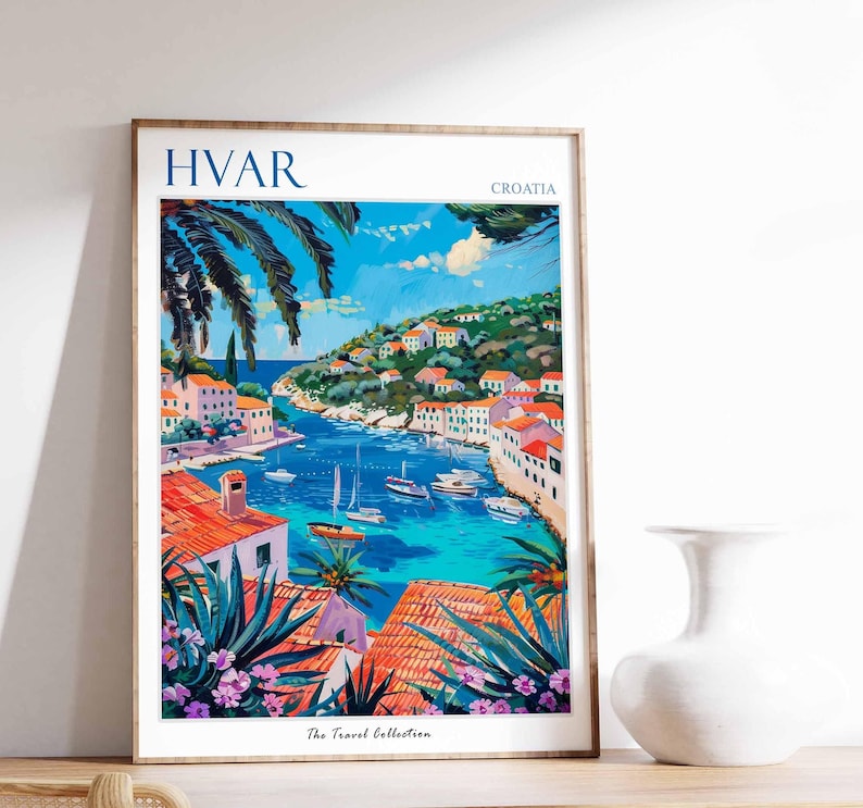 Puede incluir: Un cartel de viaje colorido que presenta una pintoresca escena de puerto en Hvar, Croacia. El cartel representa una bah&iacute;a azul vibrante con barcos, rodeada de edificios coloridos y vegetaci&oacute;n exuberante. El texto "HVAR" y "CROATIA" se muestra en la parte superior del cartel.