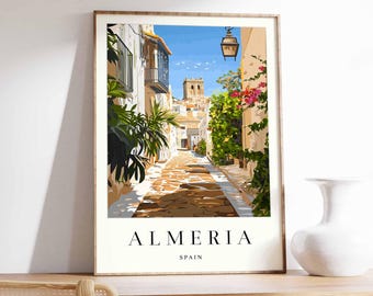 Peut inclure: Une illustration colorée d'une rue étroite à Almeria, en Espagne. La rue est bordée de bâtiments blancs et de verdure luxuriante. Un chemin de pierre mène à une vue d'une église au loin. Le texte "Almeria, Espagne" est imprimé sous l'image.