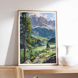 Könnte beinhalten: Ein gerahmter Druck einer malerischen Landschaft mit dem Text "SOUTH TYROL". Das Kunstwerk zeigt eine Bergkette, grüne Täler und einen See. Ein hoher Baum befindet sich im Vordergrund. Der Druck ist in einem Holzrahmen.