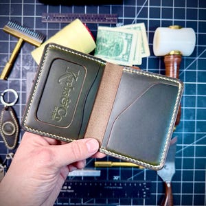 Cartera plegable de cuero Horween, Chromexel verde oscuro, tarjetero, ventana para identificación, hecha a mano en Minnesota, billetera plegable Duluth