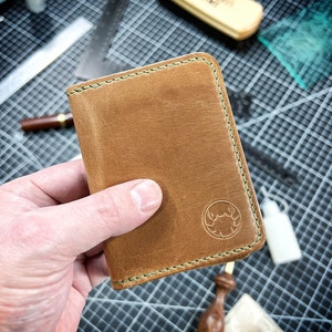 Bifold de cuero Horween, cuero natural de Dublín, portatarjetas, ventana de identificación, hecho a mano, hecho en MN, cuero de plena flor, billetera de hombre, curtido vegetal