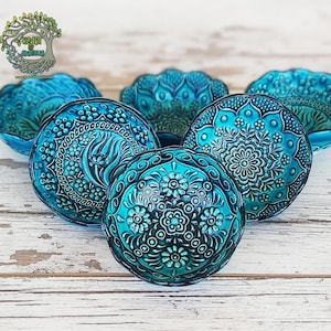 Puede incluir: Juego de seis cuencos de cerámica azul turquesa con intrincados patrones florales y geométricos. Los cuencos están hechos a mano y presentan un diseño único pintado a mano.