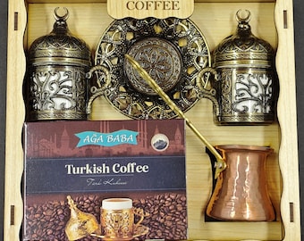 Juego de café turco: Cafetera de cobre y tazas de cerámica, estilo otomano.