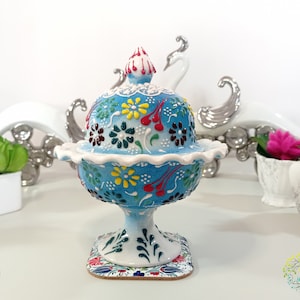 Boîte à bijoux et bonbons en céramique uniques, peinture à la main en relief, boîte décorative en poterie bleue sur pieds, cadeau pour elle, acheteur d'une nouvelle maison ou pendaison de crémaillère