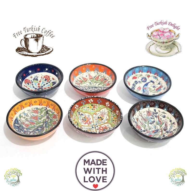 Puede incluir: Seis cuencos de cer&aacute;mica coloridos con dise&ntilde;os florales y bordes negros. Los cuencos tienen varios colores, incluyendo azul, naranja y verde. La imagen tambi&eacute;n incluye el texto "Free Turkish Coffee" y "Free Turkish Delight."