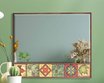 Espejo de cuerpo entero con mosaico bohemio, marco de madera y detalles de azulejos.