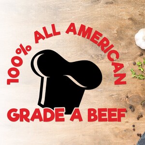 Może przedstawiać: Czerwono-biała grafika na drewnianym tle z napisem "100% ALL AMERICAN GRADE A BEEF". W centrum grafiki znajduje się czarna sylwetka czapki szefa kuchni.