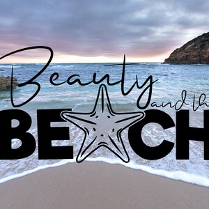 Könnte beinhalten: Ein schwarz-weißes Grafikdesign mit dem Text "Beauty and the Beach" mit einem stilisierten Seestern in der Mitte des Wortes "Beach". Die Grafik befindet sich an einem Strand mit weißem Sand und blauem Wasser.