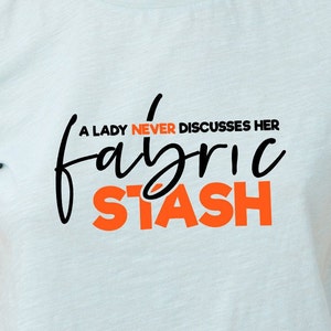Eine Dame diskutiert nie ihren Stoff Stash SVG, SVG geschnitten Datei, Nähen ist meine Therapie, SVG-Datei, Silhouette, Cameo, Cricut, Druck-Datei, Druck für T-shirt