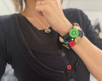 Vintage Button Bracelet hand made, with buttons on an elastic base, that adapts to all cuff measurements,  multicolored