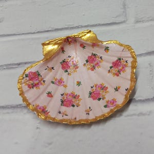 Scallop Shell Trinket Dish. Trinket Dish. Ring Dish. Decorated Scallop Shell. Makes a lovely Gift. Mothers Day Gift. Birthday Gift.