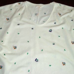 Top bordado feminino. Bordado floral. Manga curta. Tamanho 20 Reino Unido. Tamanho 16 EUA.