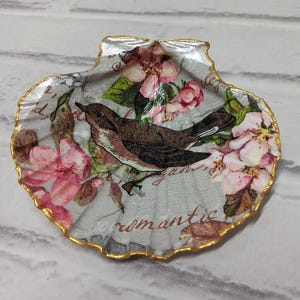 Scallop Shell Trinket Dish. Ring Dish. Decorated Scallop Shell. Makes a lovely Gift. Mothers Day Gift. Birthday Gift.