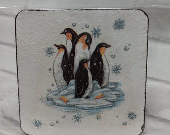 Untersetzer. Winter Motiv Getränke Untersetzer. Pinguine im Schnee.