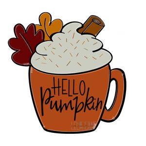 Op de afbeelding: Een herfstillustratie van een koffiemok met de woorden "HELLO Pumpkin" in zwart schrift. De mok is oranje met een witte slagroomtopping besprenkeld met bruine spikkels en een kaneelstokje. Twee herfstbladeren staan links.