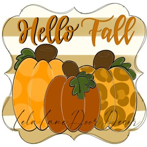 K&ouml;nnte beinhalten: Eine digitale Illustration von drei K&uuml;rbissen mit dem Text "Hello Fall" auf einem gestreiften Hintergrund. Die K&uuml;rbisse sind orange, braun und orange mit einem Leopardenmuster.