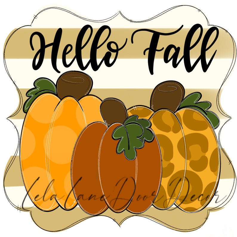K&ouml;nnte beinhalten: Ein Schild mit dem Text "Hello Fall" in schwarzer Schrift auf einem braunen und wei&szlig;en gestreiften Hintergrund. Drei K&uuml;rbisse befinden sich in der unteren H&auml;lfte des Schildes. Die K&uuml;rbisse sind orange, braun und orange mit einem Leopardenmuster.
