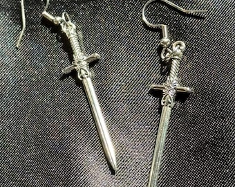 ZILVEREN ZWAARD OORBELLEN, zwaardoorbellen bungelen, zwaardoorbellen, zwaardoorbellen sieraden, coole zwaardoorbellen, zwaardvormige oorbellen, zwaardoorbellen