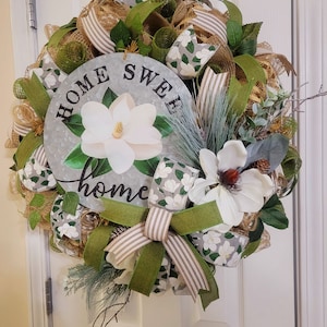 Magnolienkranz mit Deko-Netz und realistischen Magnolienblüten - Perfekt für die Dekoration des Heims und ein handgemachtes Geschenk