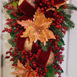 Weihnachtskranz mit Weihnachtsstern und Holly Beeren, Weihnachtsgesteck für die Haustür