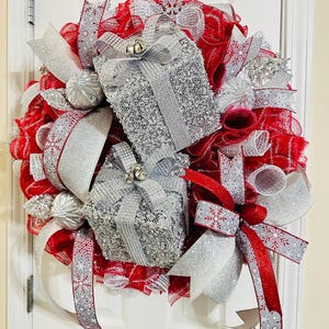 Luxus-Rot-Silber-Weihnachtskranz mit silbernen Pailletten-Geschenkboxen und Strass-Schneeflocken, Haustürdekor