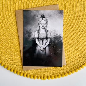 Radhljost, Cartão postal preto e branco, Tim Burton, Realismo em tinta preta, Maçã loira, Monocromático em tons de cinza, P&B gótico, Cartão postal de Halloween