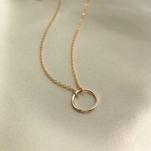 14k Gold Filled Kreis Halskette - Zierliche Halskette - Gehämmerte Ring Halskette - Minimalistische Halskette - Karma Halskette.