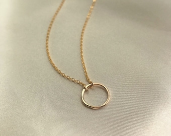14k Gold Filled Kreis Halskette - Zierliche Halskette - Gehämmerte Ring Halskette - Minimalistische Halskette - Karma Halskette.