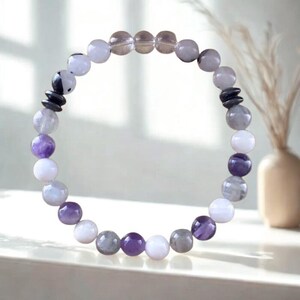 Pulsera de labradorita, amatista y piedra lunar: joyería de piedras preciosas que inspiran intuición y sabiduría interior.
