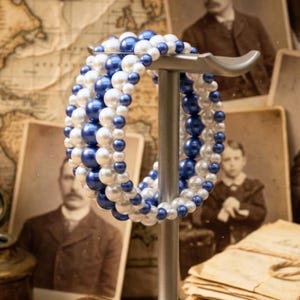 Pulsera de cinco hilos de perlas azules y blancas – Estilo elástico audaz y atemporal