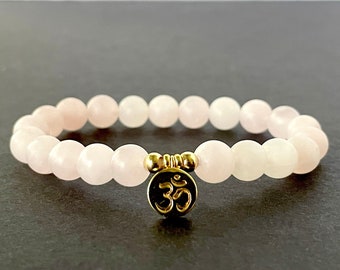Pulseira de quartzo rosa com pingente OHM dourado: amizade, amor, cura