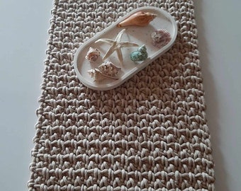 Moderner gestrickter Tischläufer. Tischdekoration. Minimalistischer Tischläufer. Natürlicher Tischläufer für die Küche oder das Esszimmer.