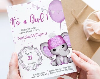Puede incluir: Una invitación de baby shower rosa y gris con una ilustración de acuarela de un elefante con un sombrero rosa y sosteniendo un globo rosa. El texto de la invitación dice "¡Es una niña!" e incluye la fecha, la hora y el lugar de la ducha.