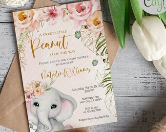 Puede incluir: Invitación a la ducha de bebé rosa y dorada con un diseño floral y un lindo elefante de dibujos animados. La invitación dice "A Sweet Little Peanut is on the Way".