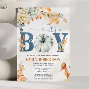 K&ouml;nnte beinhalten: Eine Babyparty-Einladung mit einem blau-wei&szlig;en K&uuml;rbis, Herbstbl&auml;ttern und floralen Akzenten. Die Einladung enth&auml;lt den Text "It's a Boy", "Emily Robertson", "Samstag, 1. Dezember 2023", "um 16 Uhr", "Hosted by Emily's Mom", "4251 Baby Ave", "Laguna Beach, CA", "Kindly RSVP to Lisa at 123.456.7079 by November 29", und "Registered at Buy Buy Baby".