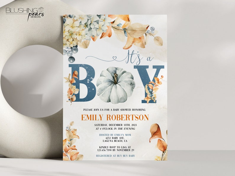 K&ouml;nnte beinhalten: Eine Babyparty-Einladung mit einem blau-wei&szlig;en K&uuml;rbis, Herbstbl&auml;ttern und floralen Akzenten. Die Einladung enth&auml;lt den Text "It's a Boy", "Emily Robertson", "Samstag, 1. Dezember 2023", "um 16 Uhr", "Hosted by Emily's Mom", "4251 Baby Ave", "Laguna Beach, CA", "Kindly RSVP to Lisa at 123.456.7079 by November 29", und "Registered at Buy Buy Baby".