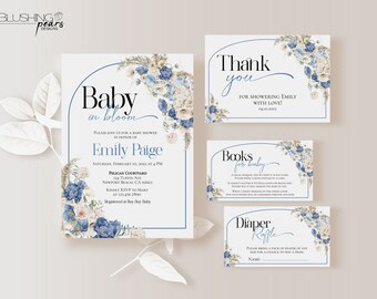 Könnte beinhalten: Blau-weißes Babyparty-Einladungsset mit Aquarell-Blumendesign. Die Einladung umfasst eine Haupteinladung, eine Dankeskarte, eine Buchwunschkarte und eine Windel-Tombola-Karte. Der Text auf der Haupteinladung lautet "Baby in Bloom" und enthält den Namen "Emily Paige".